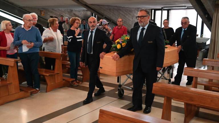 Forlì. «Ciao Giulia, eri un vulcano, non ti dimenticheremo». Il saluto degli amici e del fidanzato alla ragazza uccisa dal treno