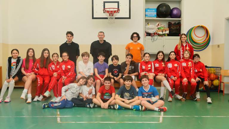 Sopra tutto il gruppo della succursale cesenate del Circolo Schermistico Forlivese con al centroil maestro Igor Efrosinin; a destra Beatrice Bertacchini e le campionesse d’Italia nella spada Bambine: Gaia La Biunda, Anita Gentili, Anita Casacci ed Elena Savadori fotoservizio gianmara zanotti