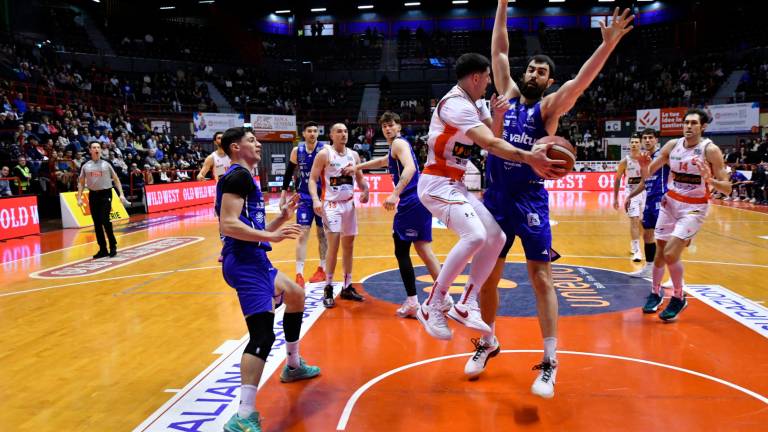 Matteo Parravicini cerca un assist per Davide Pascolo nella gara dello scorso anno con Brindisi foto blaco