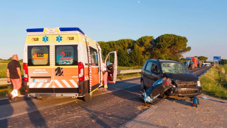 Ravenna, scontro in Vespa contro un’auto, gravissima ragazza di 26 anni