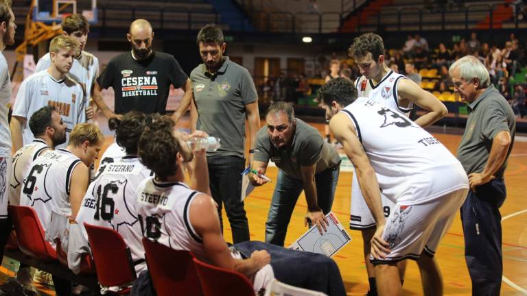 Basket, l'Amadori si stringe attorno a coach Di Lorenzo