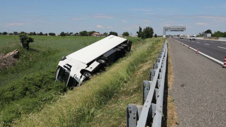 San Mauro: muore in A14 sbalzato dal camion guidato dal figlio