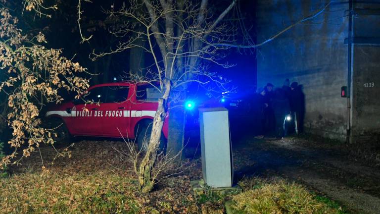 La casa di via Ceredi al civico 1.239 a Santa Maria Nuova con i carabinieri davanti alla porta di ingresso, i vigili del fuoco intervenuti e i primi curiosi