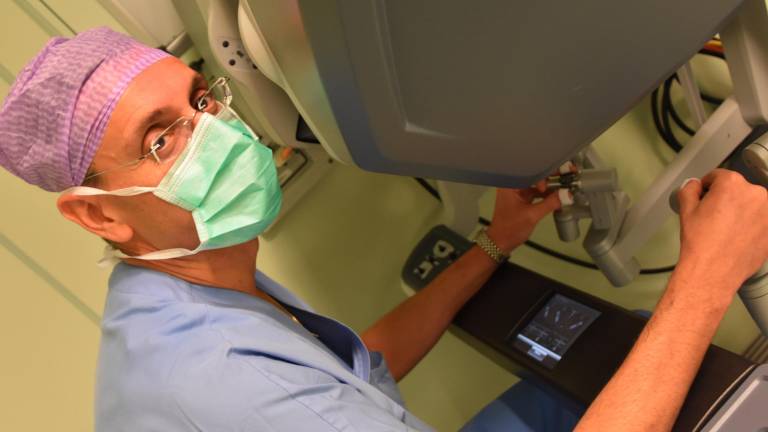 Il prof Giorgio Ercolani mentre utilizza il robot chirurgico