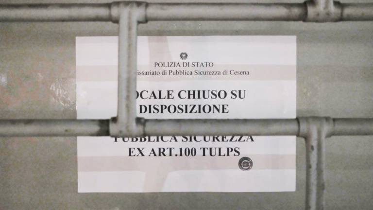 Bivacchi, sporcizia e clienti pregiudicati: chiuso per dieci giorni un negozio a Cesena