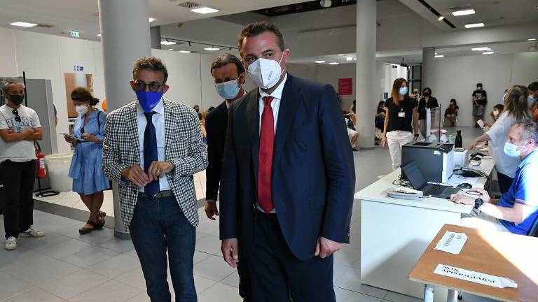 Forlì, l'assessore regionale Donini visita l'hub vaccinale GALLERY