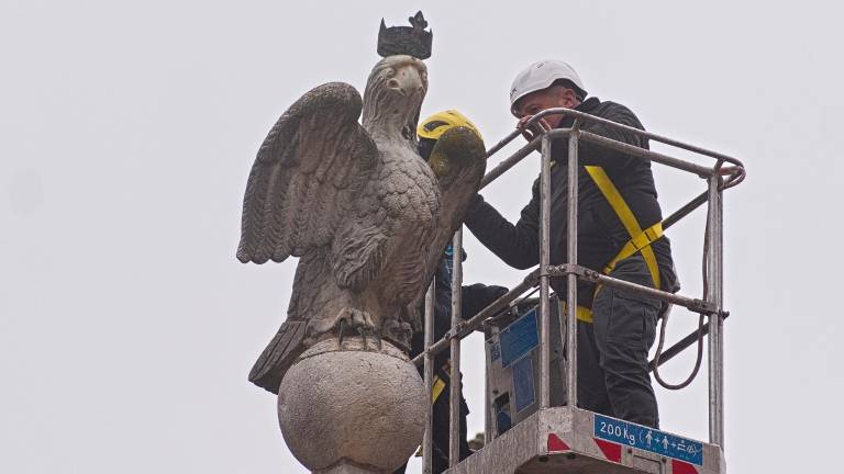 Le operazioni di messa in sicurezza delle colonne in piazza XX Settembre e in piazza del Popolo
