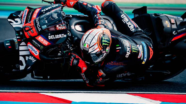 Marco Bezzecchi durante le primissime fasi del Gran Premio di Ungheria prima che venisse buttato fuori pista dal “fuoco amico” di Martin