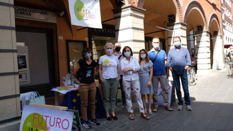 Imola, campagna elettorale partita. Selva di banchetti in centro