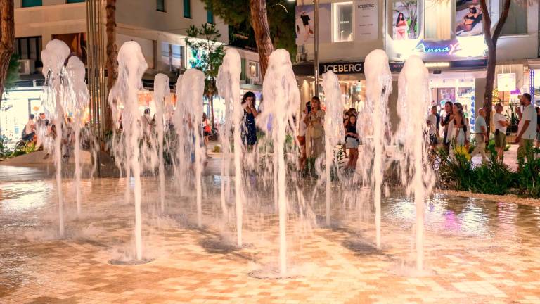 Riccione, piazzetta del Faro cambia volto: inaugurate le nuove fontane con giochi d’acqua e nebulizzatori