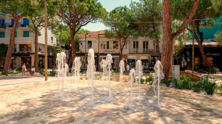 Riccione, piazzetta del Faro cambia volto: inaugurate le nuove fontane con giochi d’acqua e nebulizzatori