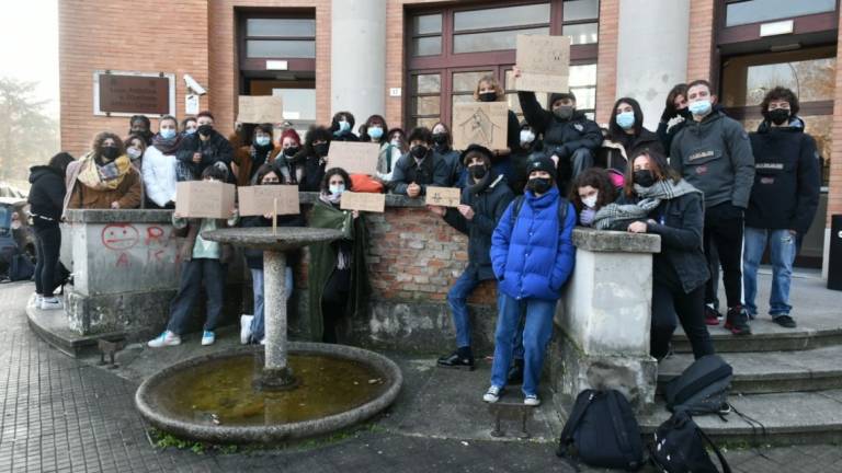 Forlì, lezione al freddo in un tendone: la protesta degli studenti del Liceo Canova