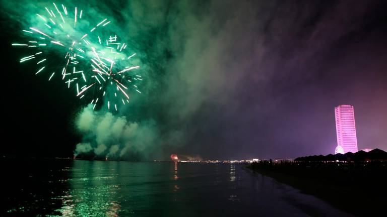 Cesenatico, piazza Costa gremita per la Notte Rosa - Gallery