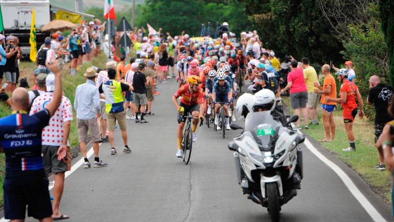 Tour de France, striscione a Montemaggio: “Date le borracce ai bambini”. Pogacar e Vingegaard, sfilano gli anni VIDEO GALLERY