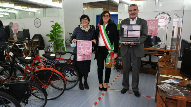 Forlì, bici e computer: nuova vita al negozio Maglia rosa