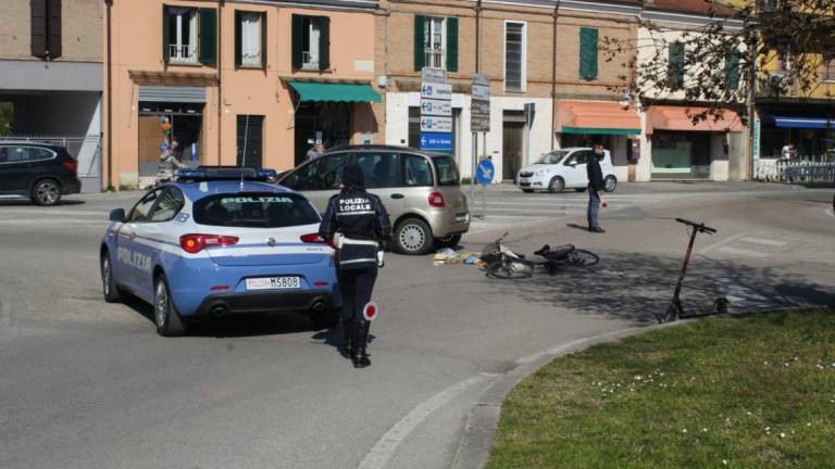 Ravenna, incidente in piazza: gravissima anziana ciclista