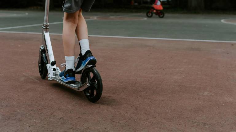 Rimini, rapina aggravata di un monopattino e di una collana: 17enne si cambia i vestiti ma non evita l’arresto