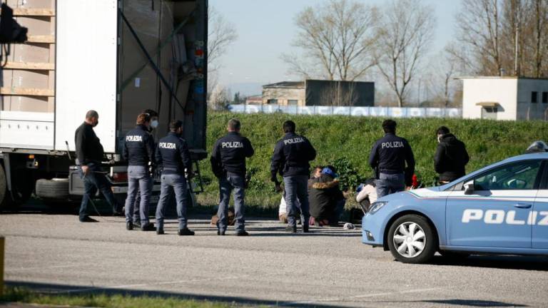 Ravenna, fermato un camion di bare che trasportava clandestini