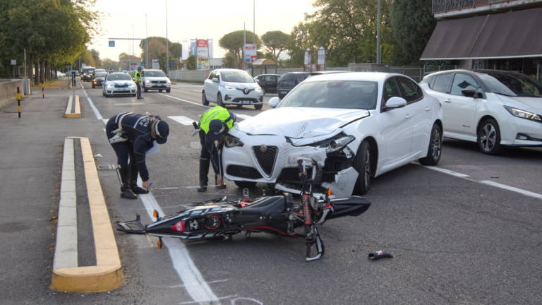 Ravenna, auto esce dal parcheggio e colpisce motociclista 17enne: è grave