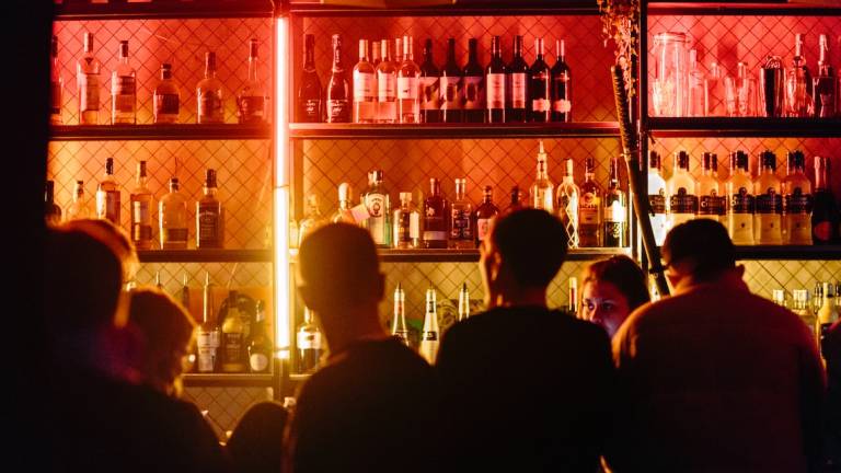 Ubriaco fradicio aggredisce i poliziotti: divieto per un anno di frequentare bar o pub a Rimini