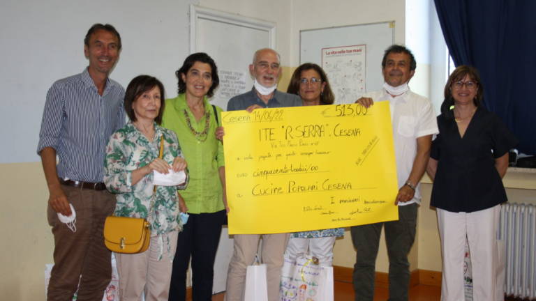 Cesena, al Serra 5 insegnanti vanno in pensione: il regalo diventa una donazione alle Cucine Popolari