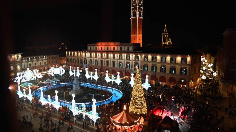 Centinaia di persone in piazza Saffi per l’accensione di “Forlì che brilla” FOTO