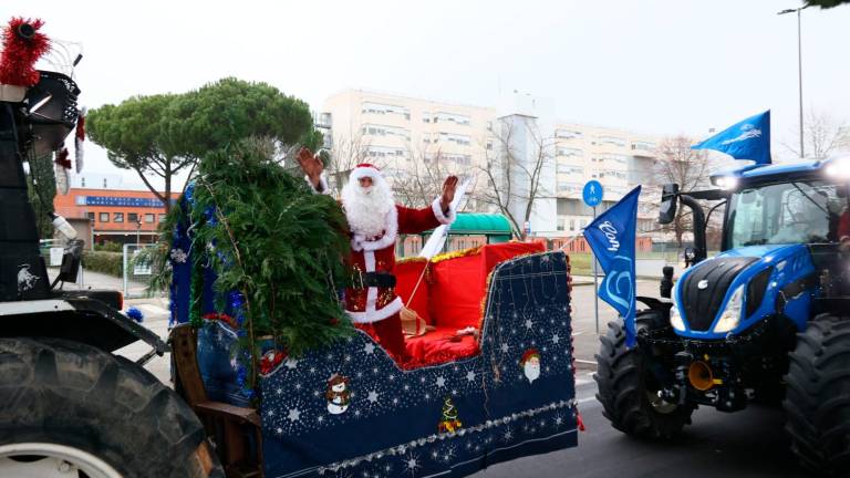 L’arrivo di Babbo Natale in trattore all’ospedale FOTO MMPH