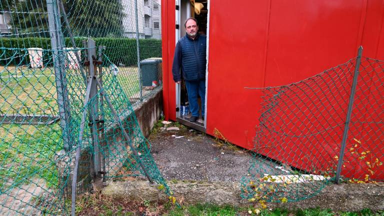 Marco Garavini mostra la porta da dove sono entrati i ladri