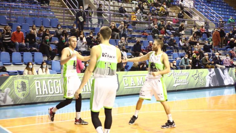 Basket B, Faenza show: Batte Ruvo 77-75 e si prende la semifinale contro Rimini