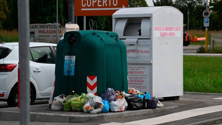Forlì, sospesa la raccolta degli abiti usati
