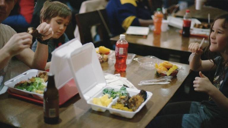 Riccione contro gli sprechi: un bambino porta a casa il pasto non consumato alla mensa scolastica