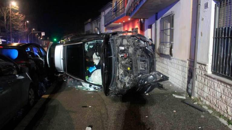 Cesena, spaventoso incidente nella notte a San Carlo: si schianta a tutta velocità nel cuore del paese