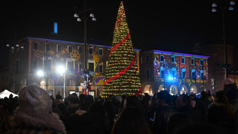Natale a Forlì, accesi albero e luminarie: è festa in piazza Saffi