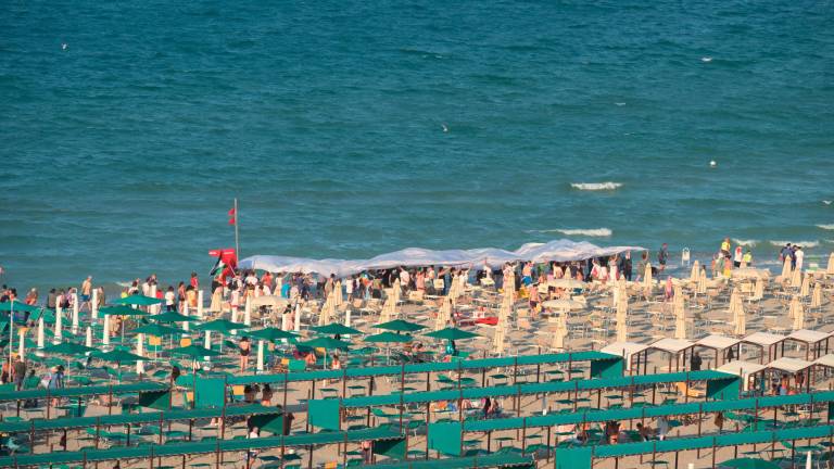 Riccione, i nomi dei bimbi uccisi a Gaza sfilano sulla battigia: il corteo per la pace FOTO E VIDEO