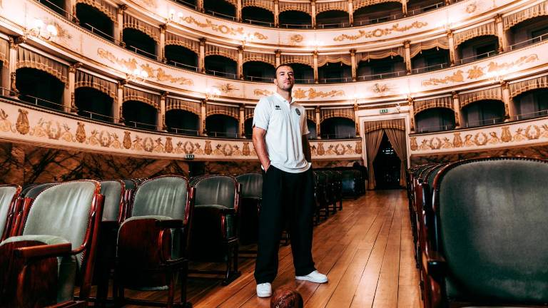 Marco Olivieri all’interno del Teatro Bonci (foto Cesena Fc)