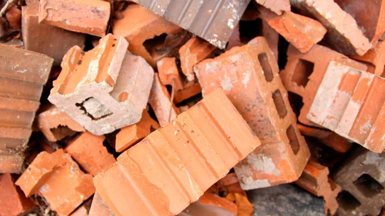 Riccione, prova a rubare in un ristorante, poi spacca a colpi di mattone le finestre di un bagno al mare: 23enne arrestato