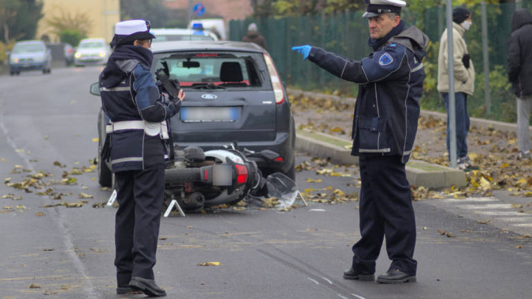 Russi, incidente: violento scontro con lo scooter contro un'auto, 42enne all'ospedale