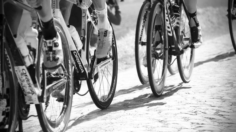 Ciclismo, calendario intasato: niente Strade Bianche di Romagna nel 2022