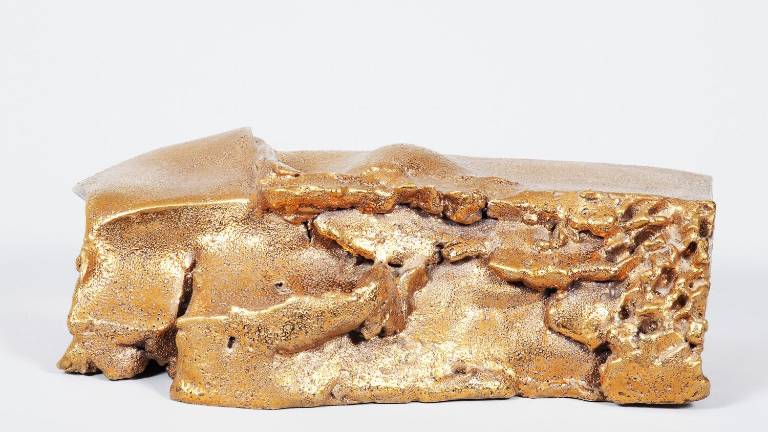 Carlo Zauli, Sfaldatura dorata (zolla), 1971, grès. Photo credit: Archivio Museo Carlo Zauli