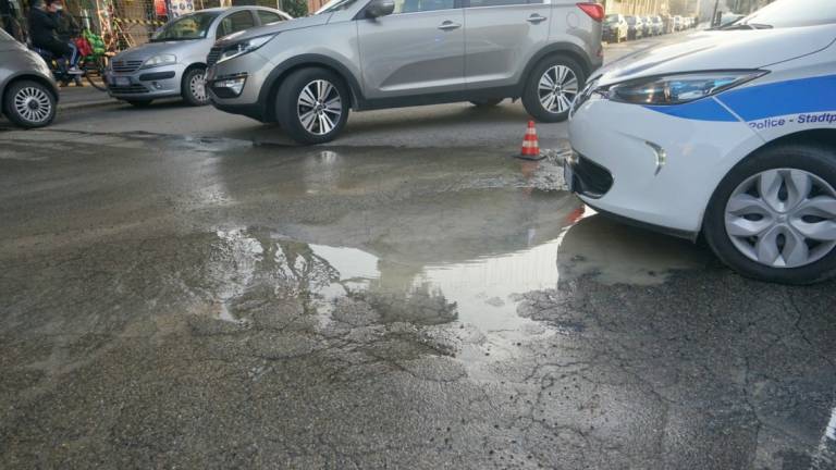 Ravenna, copiosa perdita d'acqua in strada: disagi per il traffico in Piazza D'Annunzio