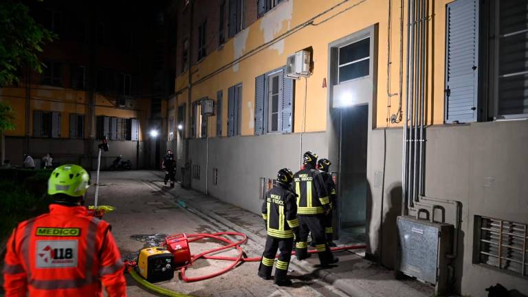 Forlì, incendio in una cantina: 21 evacuati e 5 in ospedale per accertamenti FOTOGALLERY