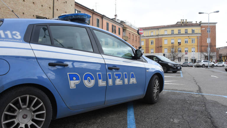 Forlì, ubriaco minaccia di morte i poliziotti: denunciato