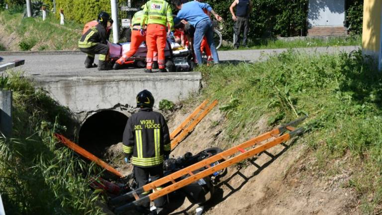 Incidente a Forlì: moto contro un camion, un volo nel fosso costa fratture multiple