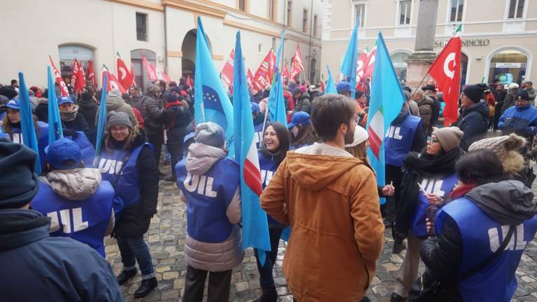 Ravenna, sciopero generale di Cgil e Uil: le bandiere in piazza - Video e gallery