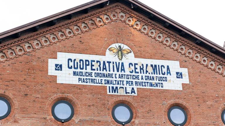 La Coop Ceramica di Imola compie 150 anni e recupera la sua storia, a breve verrà abbattuto un altro capannone inutilizzato
