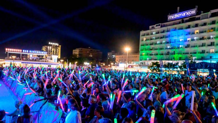 Riccione, piazzale Roma gremito per “Nostalgia 90” - Gallery