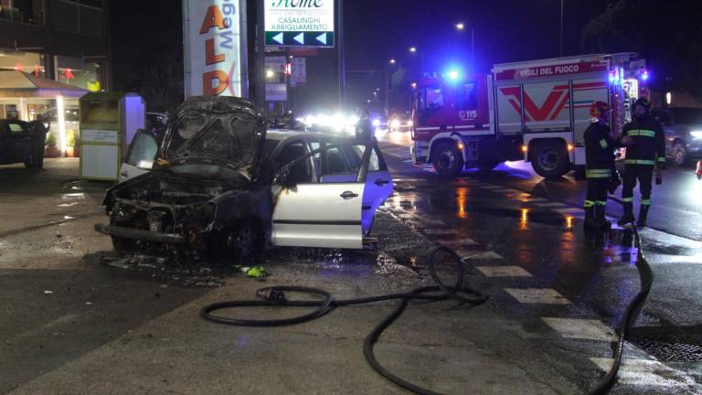 L’auto in fiamme (Foto Massimo Fiorentini)