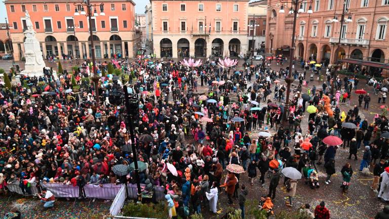 Forlì. “Il Carnevale dei desideri” ha riempito piazza Saffi con spettacoli, musica, colori e tanta allegria FOTOGALLERY