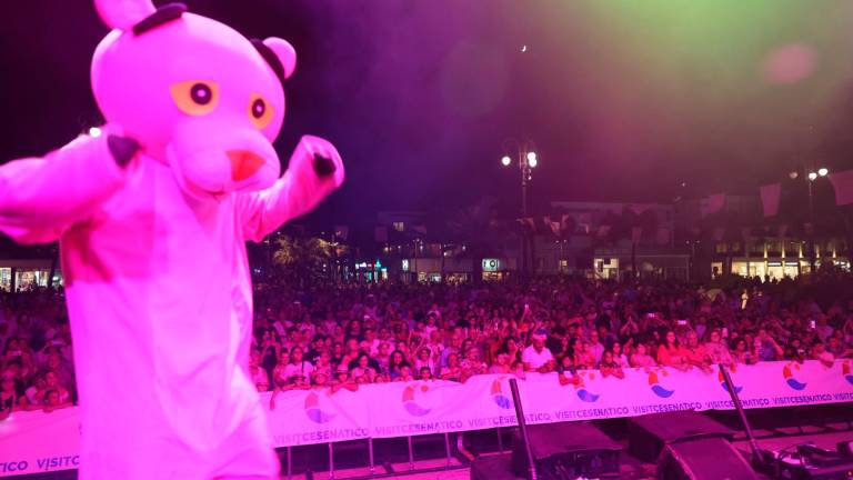 Cesenatico, piazza Costa gremita per la Notte Rosa - Gallery