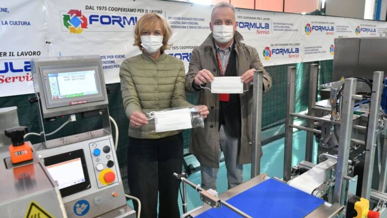 Forlì, Formula Servizi produce mascherine chirurgiche anti Covid